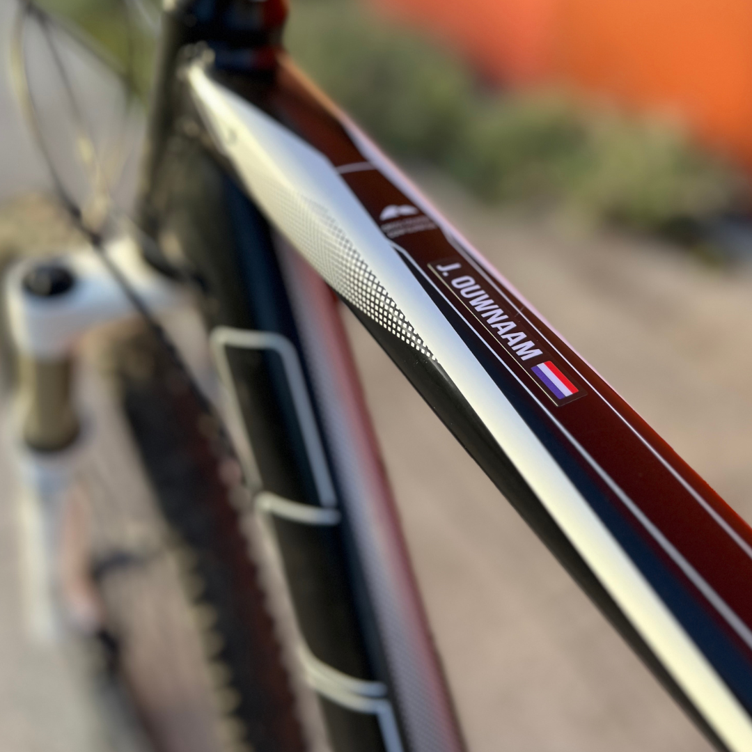 Naam sticker racefiets: zo maak je jouw fiets herkenbaar op de start